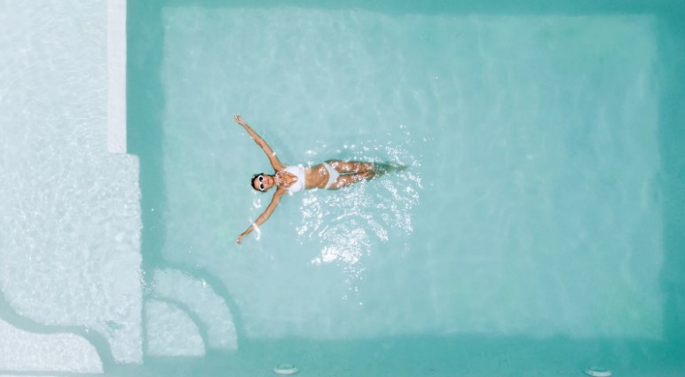 Moisturizing hair extensions after swimming